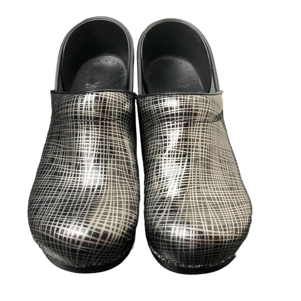 Dansko black and silver pattern clog. 506830202. 10 (40)